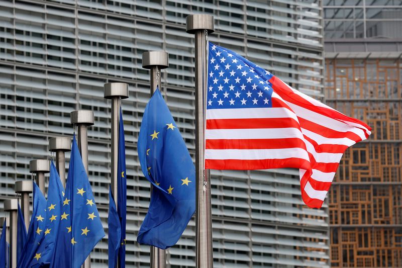 &copy; Reuters. Una bandiera statunitense e diverse bandiere dell'Unione europea a Bruxelles. REUTERS/Francois Lenoir