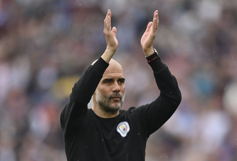 &copy; Reuters. Técnico do Manchester City, Pep Guardiola, aplaude torcedores após patida contra o West Ham pelo Campeonato Inglês
15/05/2022 REUTERS/Tony Obrien