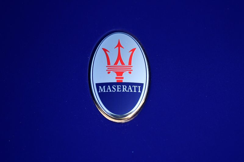 &copy; Reuters. Il logo Maserati su una vettura in mostra a Modena. REUTERS/Flavio Lo Scalzo