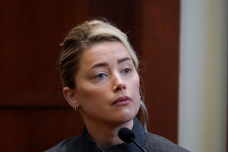 © Reuters. Actor Amber Heard testifies in the courtroom at the Fairfax County Circuit Courthouse in Fairfax, Virginia, U.S., May 16, 2022.  Steve Helber/Pool via REUTERS
