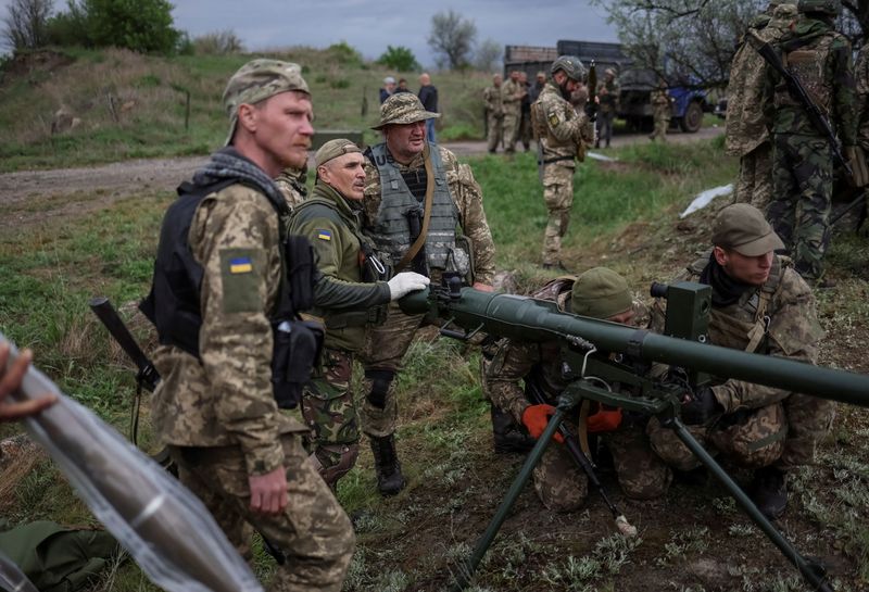 &copy; Reuters. أفراد من القوات الأوكرانية خلال تدريب في دنيبروبتروفسك يوم 14 مايو ايار 2022. تصوير: جليب جارانيتش - رويترز.