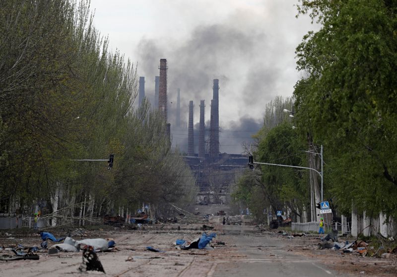 &copy; Reuters. FOTO DE ARCHIVO: El humo se eleva sobre la planta de Azovstal Iron and Steel Works durante el conflicto entre Ucrania y Rusia en la ciudad portuaria del sur de Mariúpol, Ucrania 2 de mayo de 2022. REUTERS/Alexander Ermochenko