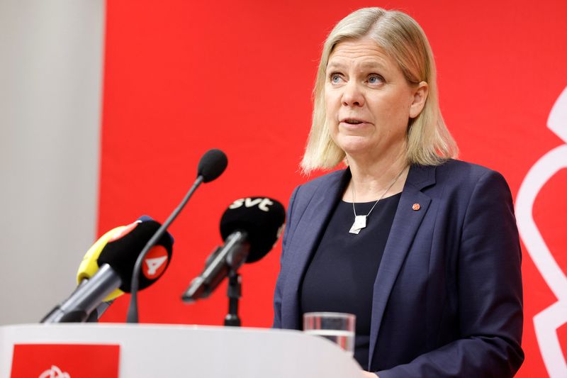 &copy; Reuters. La primera ministra sueca, Magdalena Andersson, ofrece una rueda de prensa tras una reunión en la sede de los socialdemócratas en el poder sobre la decisión del partido sobre la pertenencia a la OTAN, en Estocolmo, Suecia, el 15 de mayo de 2022. Agenci