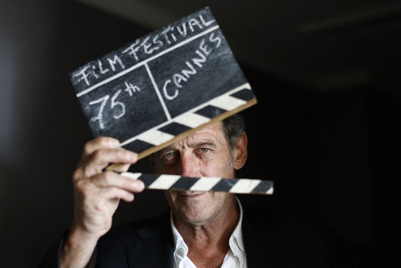 © Reuters. Festival de Cine de Cannes 16, 2022.  Vicent Lindon, el presidente del Jurado del Festival de Cannes, mantiene un cartel en la apertura del festival de cine. REUTERS/Eric Gaillard