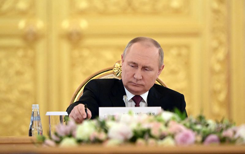 © Reuters. بوتين يتحدث في الكرملين بموسكو يوم الاثنين. صورة من سبوتنيك. 