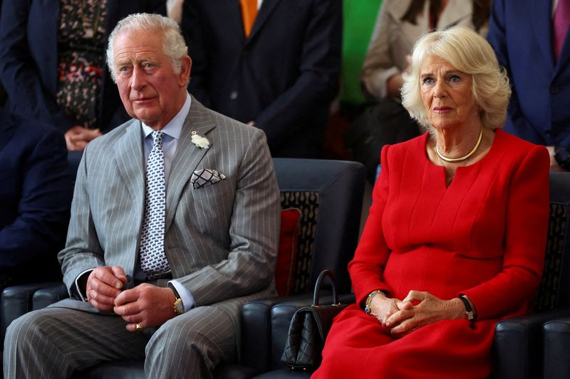 © Reuters. FOTO DE ARCHIVO: El príncipe Carlos y Camila, duquesa de Cornwall, visitan la Casa Canadá en Londres, Gran Bretaña, 12 de mayo del  2022. REUTERS/Hannah McKay/Pool