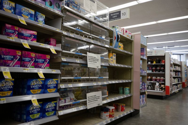 © Reuters. FILE PHOTO: Empty shelves show a shortage of baby formula at a Walgreens store in San Antonio, Texas, U.S. May 10, 2022. REUTERS/Kaylee Greenlee Beal