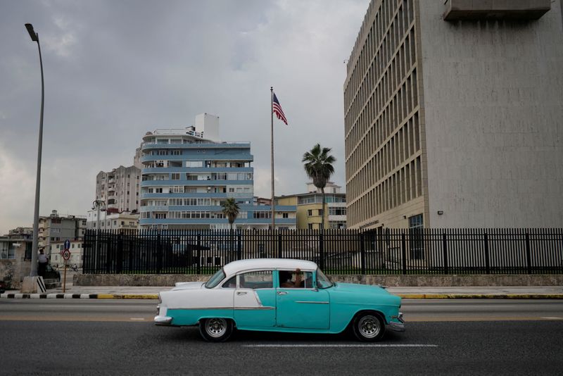 © Reuters. FILE PHOTO: A vintage car passes by the U.S. Embassy in Havana, Cuba, October 30, 2020. Picture taken October 30, 2020. REUTERS/Alexandre Meneghini/File Photo