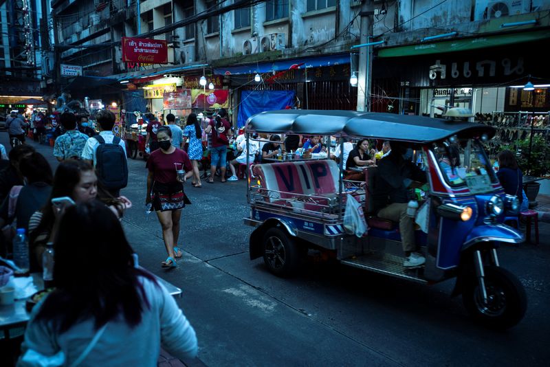 &copy; Reuters. FILE PHOTO: People eat street food in Bangkok's Chinatown, Thailand, March 17, 2022. REUTERS/Athit Perawongmetha