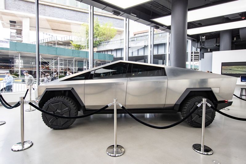 &copy; Reuters. Tesla's Cybertruck is displayed at Manhattan's Meatpacking District in New York City, U.S., May 8, 2021. REUTERS/Jeenah Moon/Files