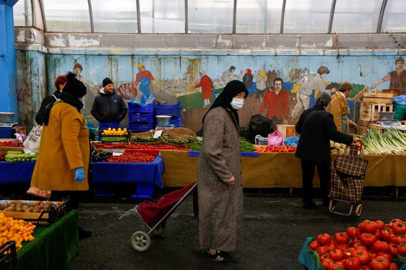 © Reuters. FILE PHOTO: People shop at a fresh market in Istanbul, Turkey December 20, 2021. REUTERS/Dilara Senkaya