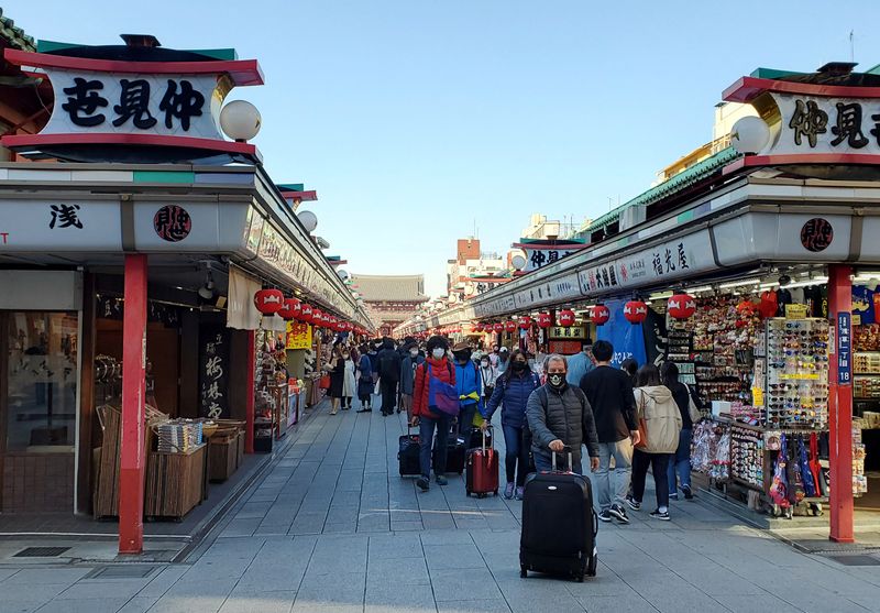 &copy; Reuters. Le gouvernement japonais a annoncé mardi qu'il allait mener des "tests touristiques" en proposant à compter de ce mois-ci des voyages organisés dans le but de récolter des informations en vue d'une réouverture complète du tourisme dans le pays. /Pho
