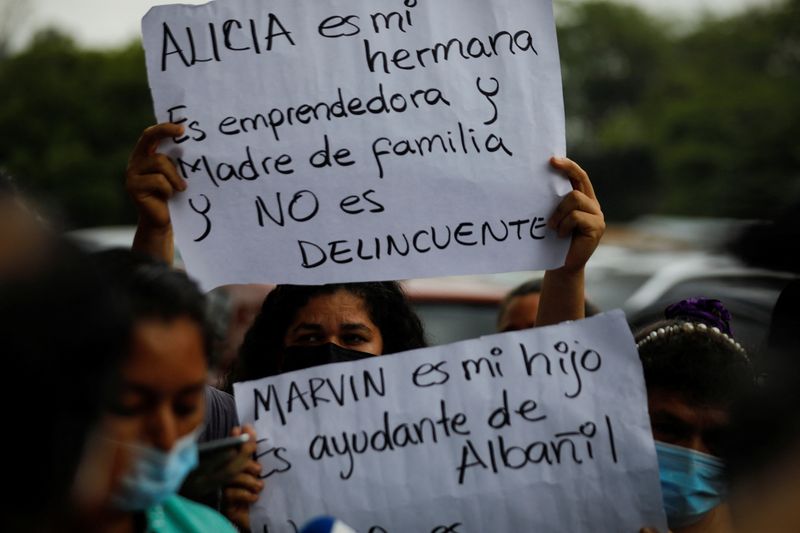 &copy; Reuters. Familiares de personas detenidas durante el estado de emergencia sostienen carteles durante una protesta frente a la Corte Suprema, en San Salvador, El Salvador. 5 de mayo de 2022. REUTERS/Jose Cabezas