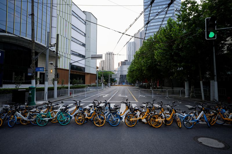 &copy; Reuters. 中国・上海市は１７日、隔離地域外で新型コロナウイルスの新規感染者が３日連続ゼロとなった。ロックダウン（都市封鎖）下にある他の都市では「ゼロコロナ」状態を達成したことになり