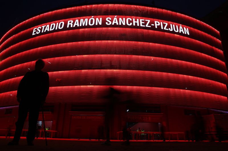 &copy; Reuters. FOTO DE ARCHIVO: Fútbol - Estadio Ramón Sánchez Pizjuán, Sevilla, España - 22/2/17. Vista general fuera del estadio antes del partido. Reuters / Paul Hanna Livepic 