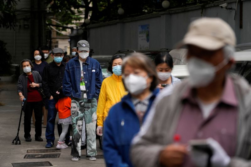 &copy; Reuters. أشخاص يصطفون لإجراء اختبارات فيروس كورونا في شنغهاي يوم التاسع من مايو أيار 2022. تصوير: آلي سونج -  رويترز.