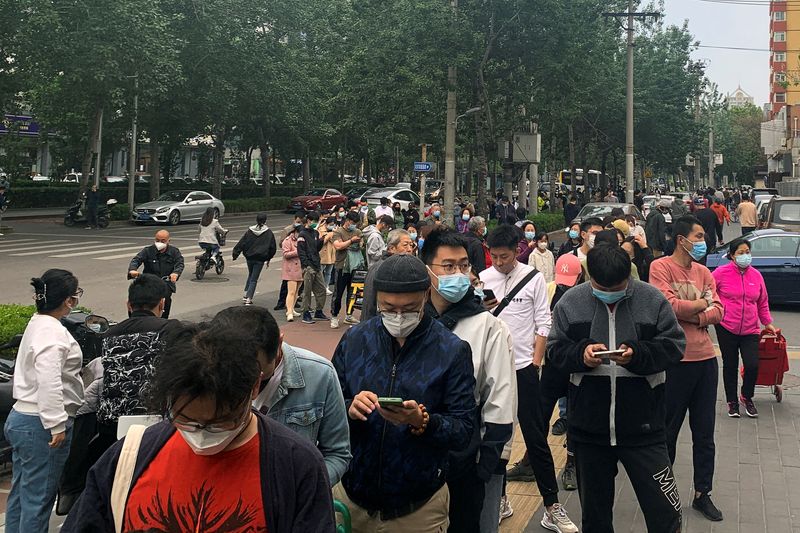 &copy; Reuters. La gente hace cola para entrar en un mercado de alimentos durante un brote de COVID-19 en Pekín, China, 12 de mayo de 2022. REUTERS/Xiaoyu Yin