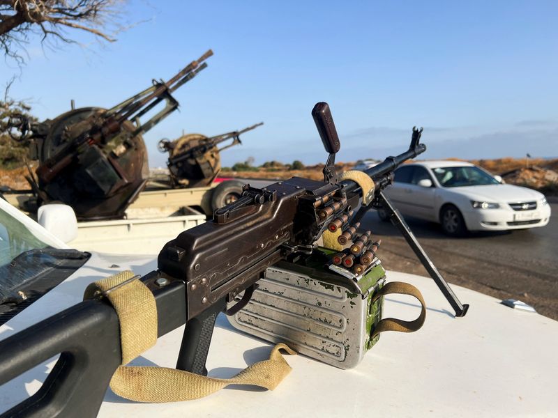 © Reuters. آليات محملة بأسلحة ثقيلة تابعة لقوة حماية الدستور الموالية لرئيس الوزراء الدبيبة في طرابلس يوم الثلاثاء. تصوير: أيمن السهلي - رويترز