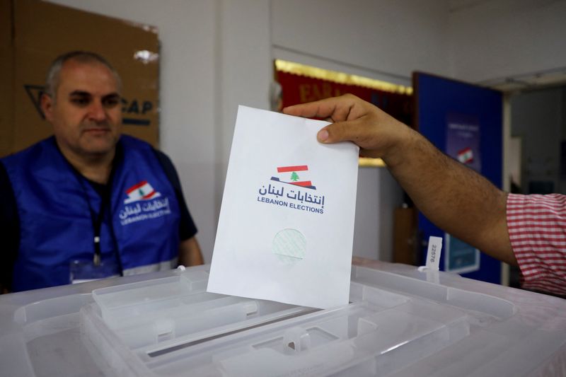 &copy; Reuters. رجل يدلي بصوته في الانتخابات البرلمانية اللبنانية داخل مركز اقتراع في بيروت يوم 15 مايو أيار 2022. تصوير: محمد عزاقير - رويترز.