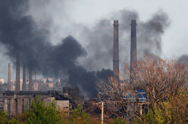 &copy; Reuters. Fumo nero dall'acciaieria Azovstal a Mariupol. REUTERS/Alexander Ermochenko