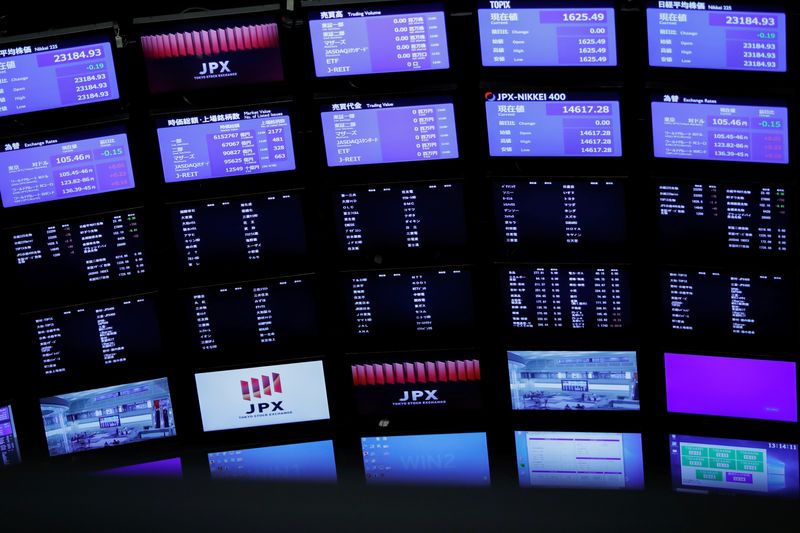 &copy; Reuters. Imagen de archivo de pantallas con cotizaciones en la Bolsa de Tokio, Japón. 1 octubre 2020. REUTERS/Issei Kato