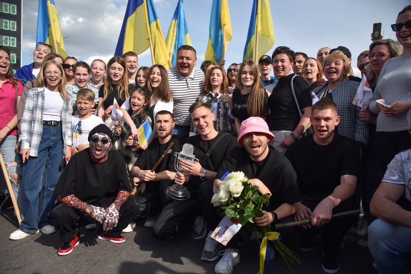 &copy; Reuters. La Orquesta Kalush, los ganadores del Festival de Eurovisión 2022, posan para una foto con ucranianos a su llegada al puesto fronterizo entre Ucrania y Polonia, cerca del pueblo de Krakovets, en la región de Leópolis, Ucrania, 16 de mayo de 2022. REUTE