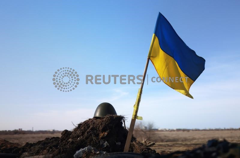 &copy; Reuters. Una bandiera ucraina a un checkpoint a Mykolaiv. REUTERS/Nacho Doce