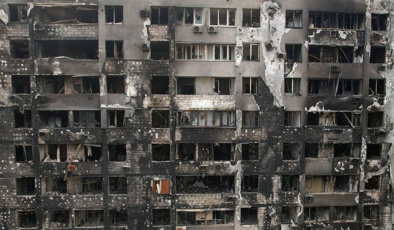 &copy; Reuters. Prédio residencial destruído na cidade ucraniana de Mariupol
15/05/2022 REUTERS/Pavel Klimov