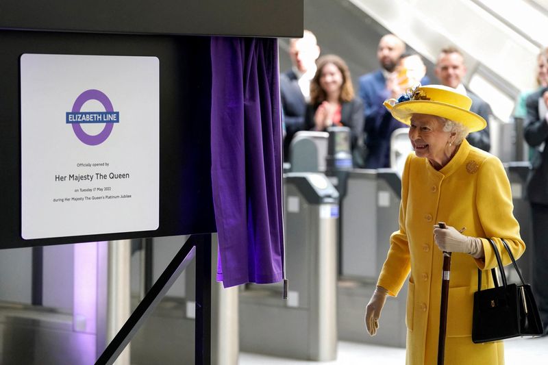 &copy; Reuters. La reine Elizabeth II d'Angleterre a fait mardi une apparition surprise à la cérémonie marquant l'achèvement d'une ligne de métro londonienne nommée en son honneur. /Photo prise le 17 mai 2022/REUTERS/Andrew Matthews