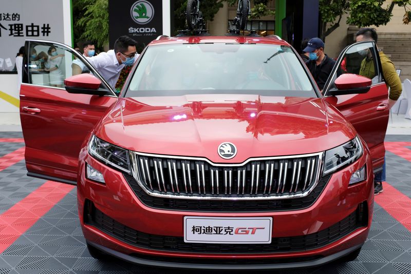 &copy; Reuters. FILE PHOTO: Visitors wearing face masks following the coronavirus disease (COVID-19) outbreak check a Skoda vehicle at a sales event in Shanghai, China May 5, 2020. Picture taken May 5, 2020. REUTERS/Yilei Sun/
