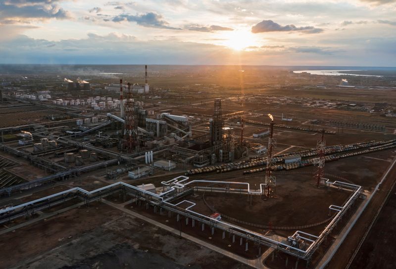 © Reuters. A general view shows the oil refinery of the Lukoil company in Volgograd, Russia April 22, 2022. Picture taken with a drone. REUTERS/REUTERS PHOTOGRAPHER