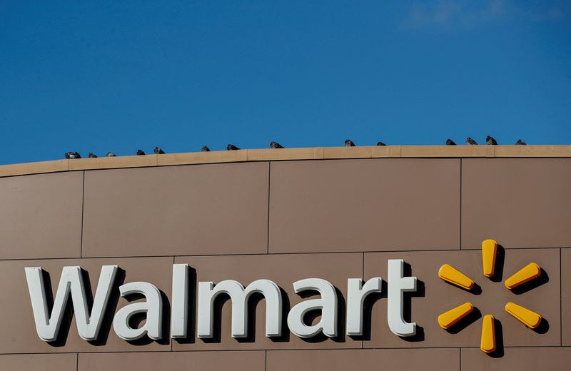 &copy; Reuters. Le géant américain de la distribution Walmart a revu mardi à la baisse sa prévision de bénéfice annuel en raison de l'impact attendu de l'augmentation des coûts sur ses marges bénéficiaires. /Photo d'archives/REUTERS/Kamil Krzaczynski