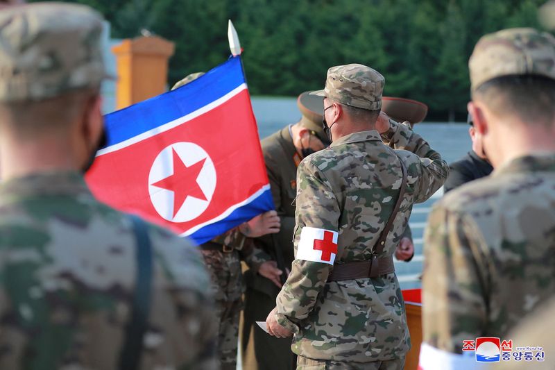 &copy; Reuters. Equipes médicas das Forças Armadas da Coreia do Norte durante lançamento de campanha para melhorar o fornecimento de medicamentos em meio à pandemia de Covid-19 em Pyongyang
17/05/2022 KCNA via REUTERS