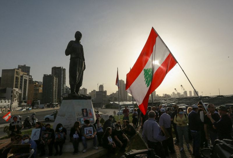 &copy; Reuters. أهالي ضحايا انفجار مرفأ بيروت عام 2020 يحملون صورا خلال احتجاجات في بيروت في الرابع من أبريل نيسان 2022. تصوير: عزيز طاهر-رويترز.