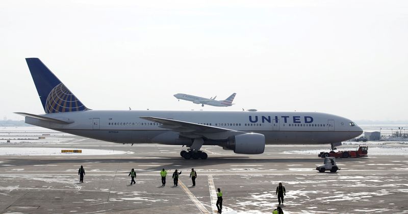 &copy; Reuters. FOTO DE ARCHIVO-Un Boeing 777 de United Airlines Boeing 777 en un aeropuerto en Chicago, Illinois, EEUU, 30 noviembre del  2018. REUTERS/Kamil Krzaczynski