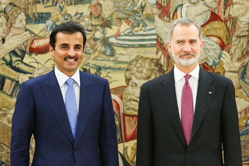 &copy; Reuters. El jeque qatarí Tamim bin Hamad al-Thani y el rey español en Madrid