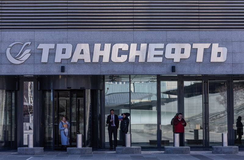 &copy; Reuters. Imagen de archivo de gente de pie frente a una oficina de Transneft en Moscú, Rusia. 14 de abril, 2022. REUTERS/Maxim Shemetov/Archivo