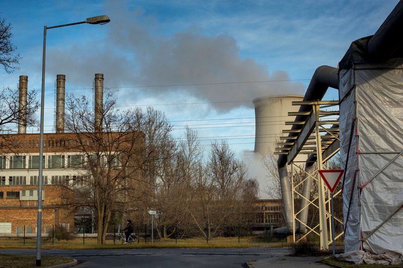 &copy; Reuters. FOTO DE ARCHIVO: Una planta eléctrica vinculada a la acería de ArcelorMittal en Eisenhüttenstadt, Alemania, el 26 de noviembre de 2012.REUTERS/Thomas Peter