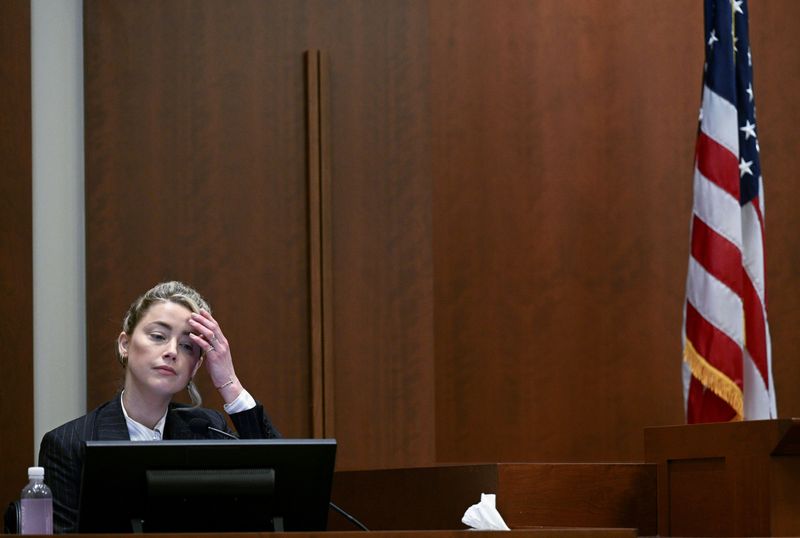 © Reuters. Actor Amber Heard returns to the courtroom after a break during the Depp vs Heard defamation trial at the Fairfax County Circuit Courthouse in Fairfax, Virginia, U.S., May 17, 2022. Brendan Smialowski/Pool via REUTERS