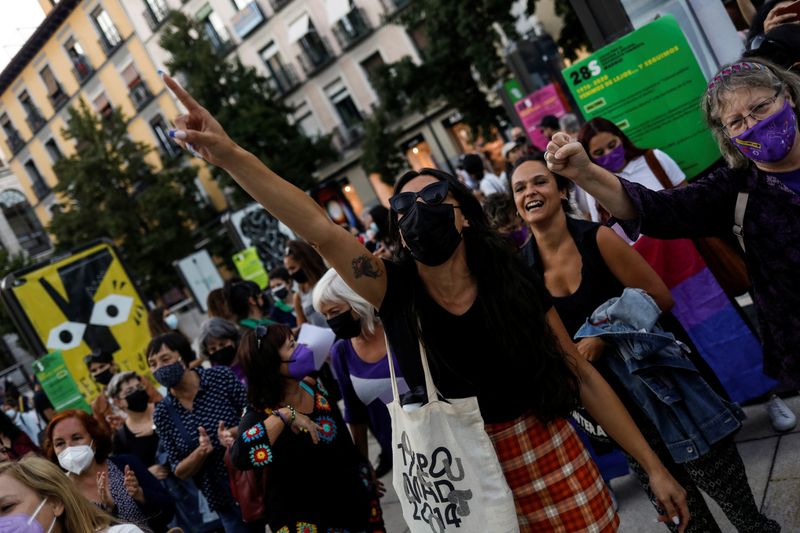 &copy; Reuters. FOTO DE ARCHIVO: Varias mujeres expresan su apoyo al derecho al aborto durante una manifestación celebrada en Madrid, España, el 28 de septiembre de 2021. REUTERS/Susana Vera