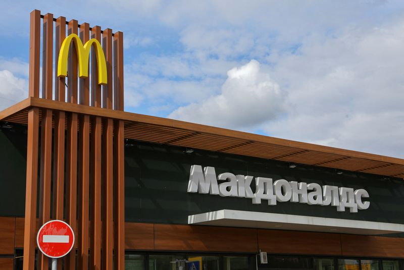 &copy; Reuters. Des Russes ont fait la queue mardi dans une gare de Moscou pour ce qui pourrait être leur dernier repas dans l'un des rares restaurants McDonald's encore ouverts dans le pays. /Photo prise le 16 mai 2022/REUTERS/Evgenia Novozhenina