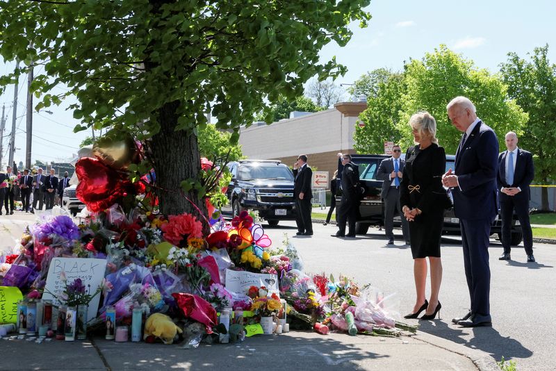 &copy; Reuters. U.S. President Joe Biden and first lady Jill Biden pay their respects to the 10 people killed in a mass shooting by a gunman authorities say was motivated by racism, at the TOPS Friendly Markets memorial site in Buffalo, NY, U.S. May 17, 2022. REUTERS/Lea