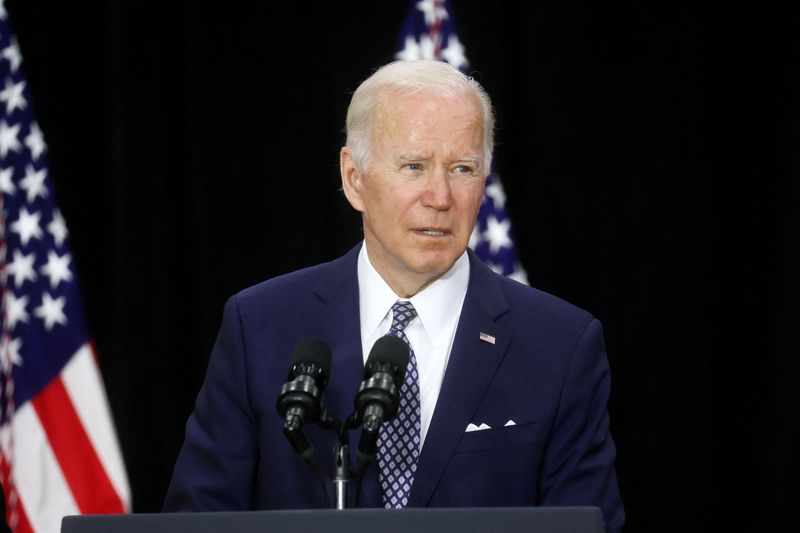 © Reuters. U.S. President Joe Biden delivers remarks, after paying respects and meeting with victims, family, first responders and law enforcement who were affected by the mass shooting committed by a gunman authorities say was motivated by racism, at Delavan Grider Community Center in Buffalo, NY, U.S. May 17, 2022. REUTERS/Leah Millis