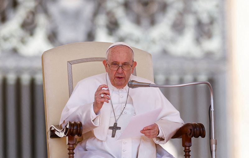 &copy; Reuters. البابا فرنسيس يتحدث خلال الجلسة العامة الأسبوعية في الفاتيكان يوم 11 مايو أيار 2022. تصوير: جولييلمو مانجيابان - رويترز.