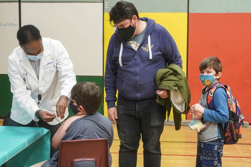 &copy; Reuters. 米食品医薬品局（ＦＤＡ）は１７日、５─１１歳の子どもへのファイザー・ビオンテック製の新型コロナウイルスワクチンの追加接種（ブースター接種）を承認した。２０２１年１１月撮影