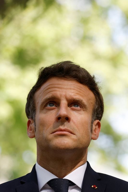 &copy; Reuters. الرئيس الفرنسي إيمانويل ماكرون في باريس يوم العاشر من مايو ايار 2022. صورة من ممثل لوكالات الأنباء. 