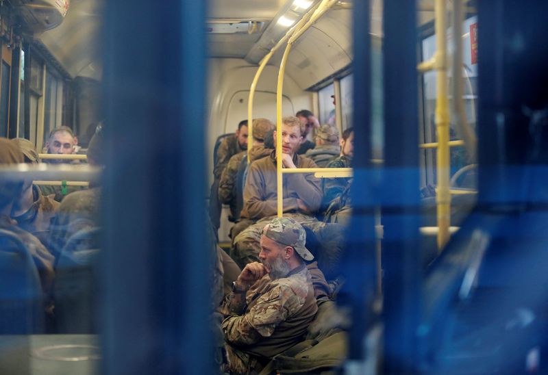 © Reuters. Service members of Ukrainian forces who have surrendered after weeks holed up at Azovstal steel works are seen inside a bus, which arrived under escort of the pro-Russian military at a detention facility in the course of Ukraine-Russia conflict in the settlement of Olenivka in the Donetsk Region, Ukraine May 17, 2022. REUTERS/Alexander Ermochenko