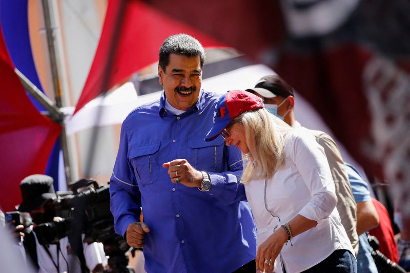 &copy; Reuters. Presidente da Venezuela, Nicolás Maduro, e sua mulher, Cilia Flores, durante comemorações de 1º de Maio em Caracas
01/05/2022 REUTERS/Leonardo Fernandez Viloria