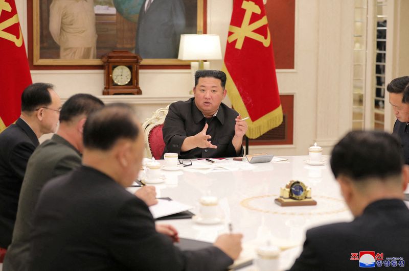 © Reuters. North Korean leader Kim Jong Un presides over a politburo meeting of the ruling Workers' Party, amid the coronavirus disease (COVID-19) pandemic, May 17, 2022, in this photo released May 18, 2022 by North Korea's Korean Central News Agency (KCNA). KCNA via REUTERS   
