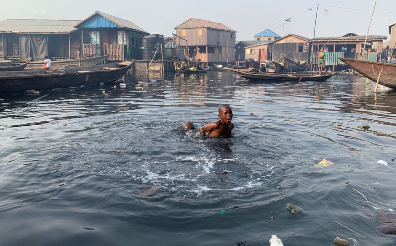 &copy; Reuters. Menino nada em água poluída em Makoko, em Lagos, na Nigéria
09/03/2020
REUTERS/Temilade Adelaja